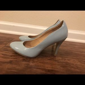 Francesa’s light blue pumps